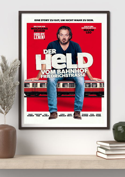 Der Held vom Bahnhof Friedrichstrasse framed poster