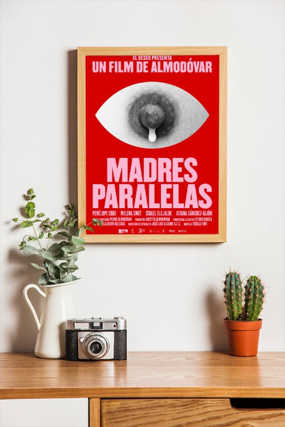 Madres paralelas - framed poster