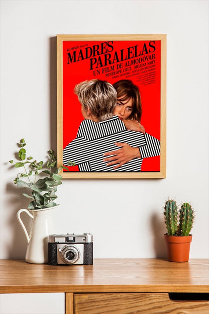 Madres paralelas - framed poster